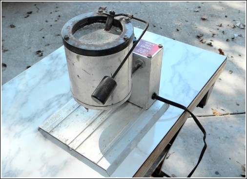 Electric melting pot.